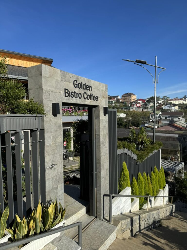 lối vào golden bistro and coffee tại, view tại golden bistro and coffee, quán cà phê nhiều cây