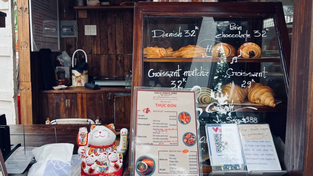 croissant matcha, bánh tại tiệm cà phê đà lạt